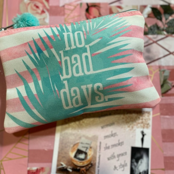 When A Woman Smokes Travel Kit 💨 - Picture 11 of 11